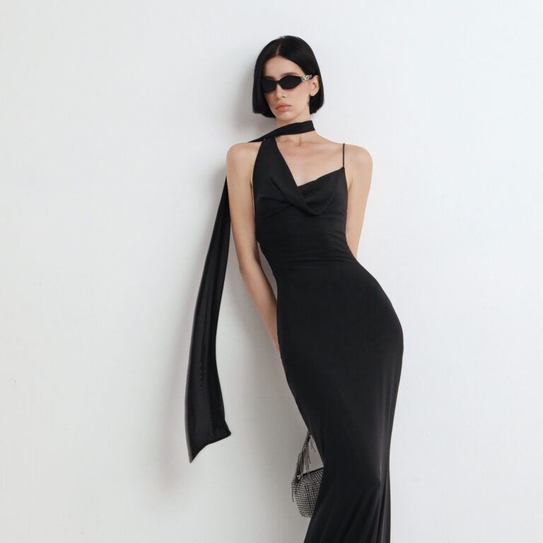 ร้านเช่าชุดราตรี Black Halter-Neck Dress